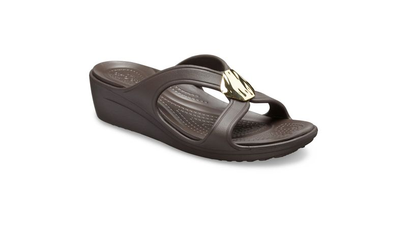 Sandalia Crocs Sanrah Liquid Metallic Wedge GOLD ESPRESSO