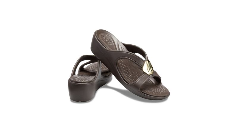 Sandália Crocs Sanrah Liquid Metallic Wedge GOLD/ESPRESSO