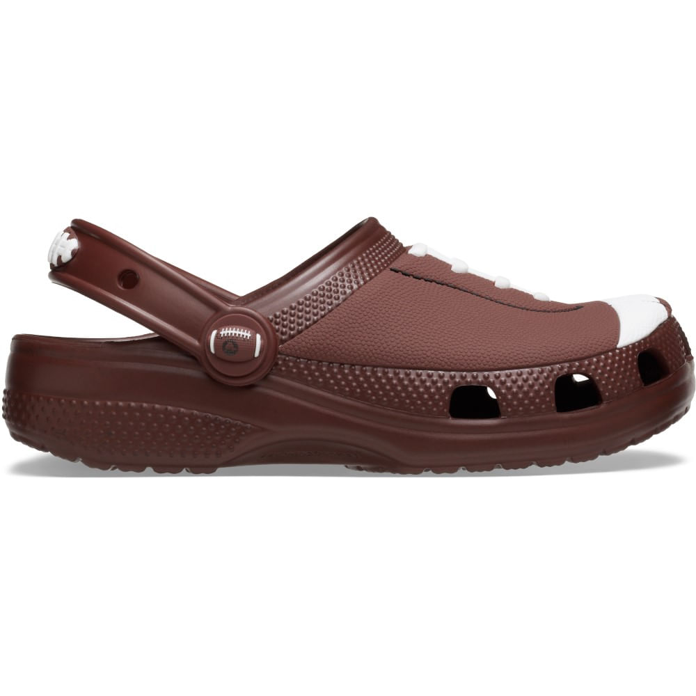 Sandália Crocs Classic Football Clog Juvenil DARK CLAY 32